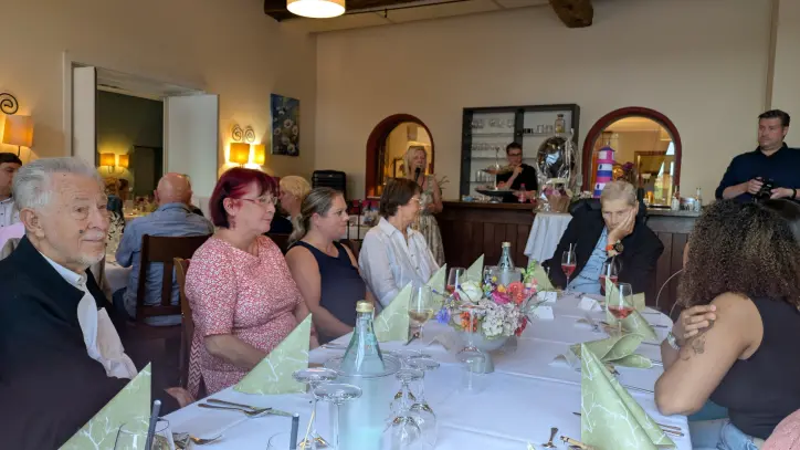 Gemeinsame Feier: Bewohner der Senioren-Wohngemeinschaft, Gäste und das Pflegeteam beim 30-jährigen Jubiläum in den Westerwieder Bauernstuben.